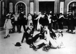 Chaplin na kolieskových korčuliach obrazok