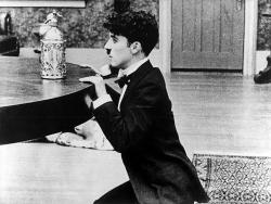 Chaplin sa vracia z flámu obrazok