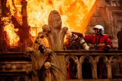 Notre-Dame v plamenech obrazok